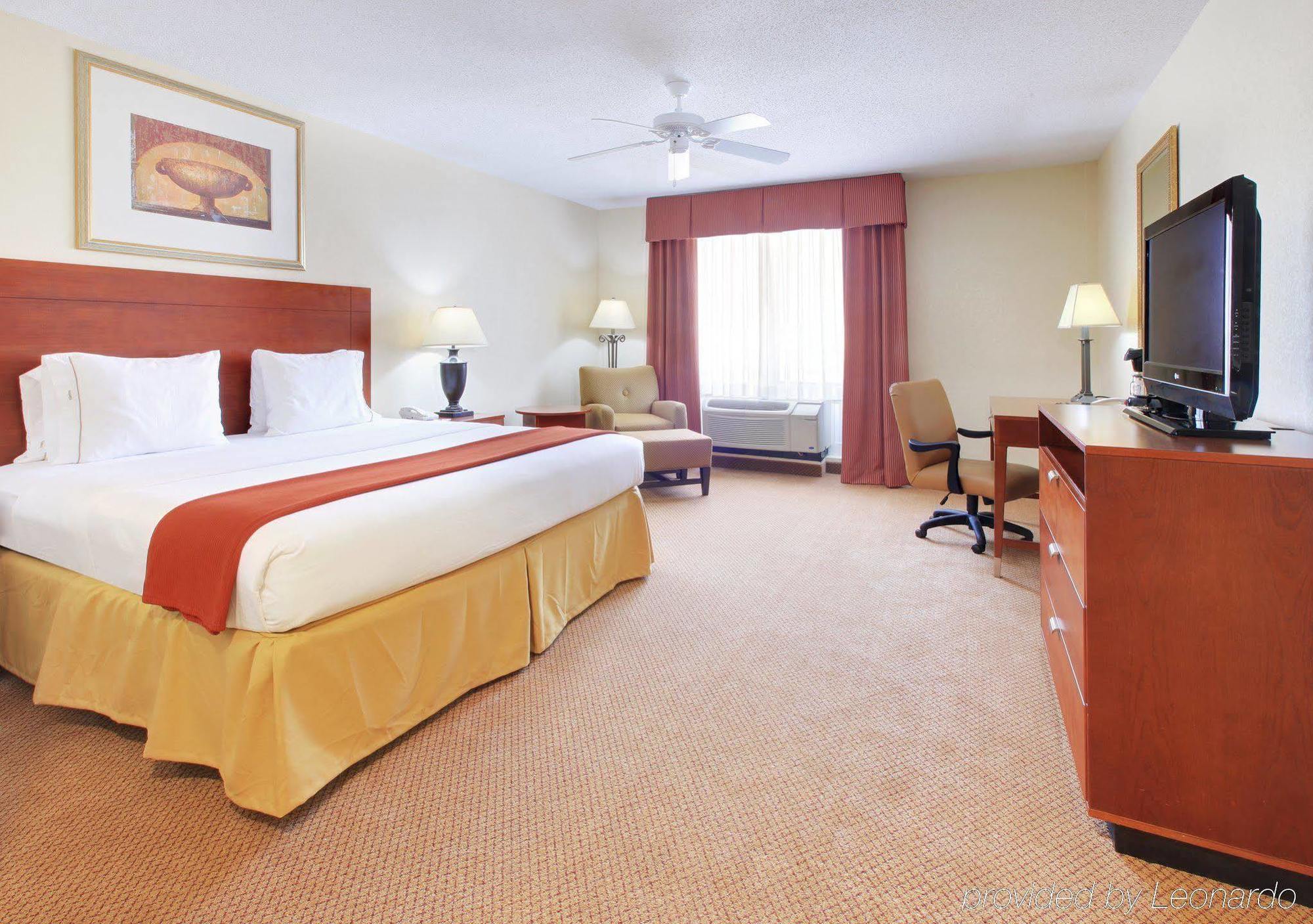 Holiday Inn Express Hotel & Suites Canton By Ihg Room photo
